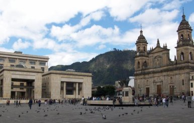 Plaza de Bolívar. Al lado izquierdo se encuentra el Congreso de la República y al derecho La Catedral 