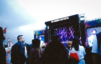 Tarima de conciertos llena de fans