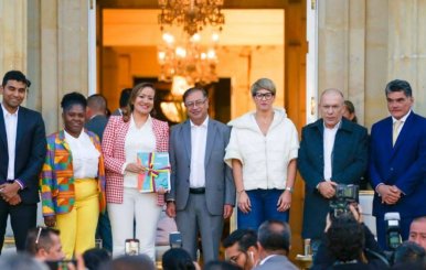 Presidente Gustavo Petro al lado de la ministra de Salud, Catalina Corcho y demás funcionarios. 