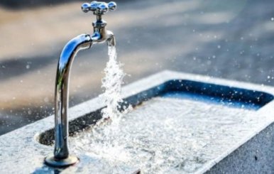 Llave de agua abierta en una alberca 