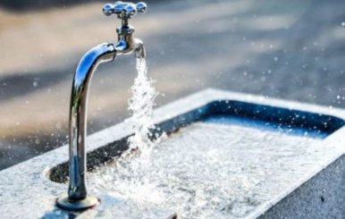 Grifo de agua abierto 