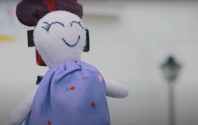 Muñeca de trapo blanca con vestido azul