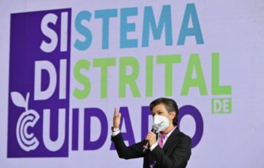 Alcaldesa de Bogotá, Claudia López, en una tarima 