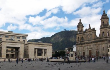 Plaza de Bolívar. Al lado izquierdo se encuentra el Congreso de la República y al derecho La Catedral 