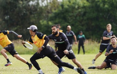 Hombres jugando con un frisbee