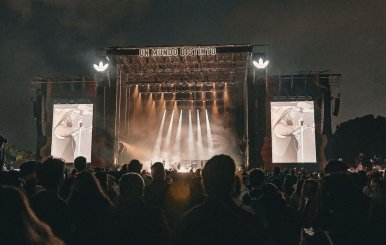 Tarima de conciertos llena de fans