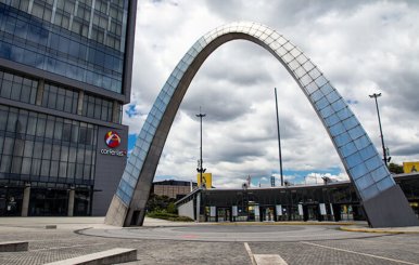 Arco de acero al frente de una taquilla de entradas