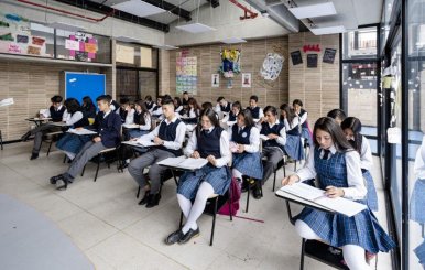 Estudiantes de colegio tomando clases