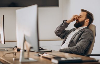 Hombre preocupado trabajando