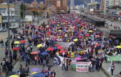 Multitud de personas marchando 