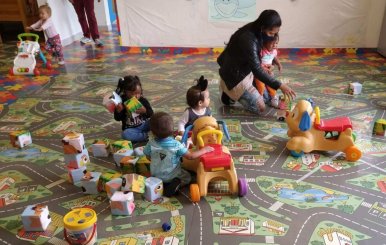 Mujer jugando con sus hijos 