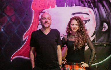 Nicolás Samper y Sofía Arrieta frente a un mural