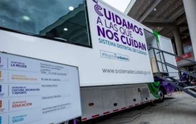 Camión blanco con logotipos de las Manzanas del Cuidado.