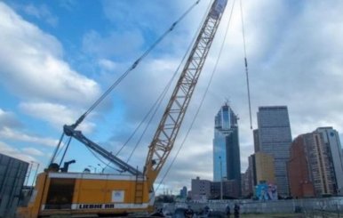 Terreno de construcción del Metro de Bogotá con maquinaria alrededor