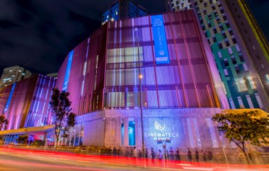 Cinemateca de Bogotá en la noche