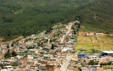 Casas de ladrillo al frente de una montaña
