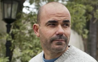 Hombre delante de unos árboles