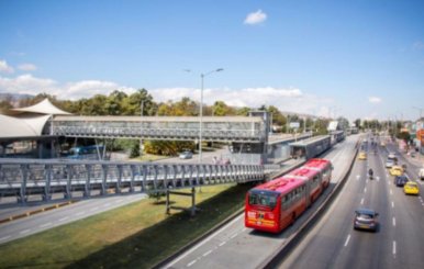 Estación de TransMilenio sobre autopista