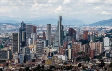 Vista panorámica de Bogotá: rascacielos, edificios y cielo azul