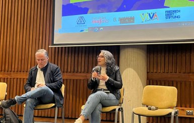 Senadora María José Pizarro sentada en un auditorio