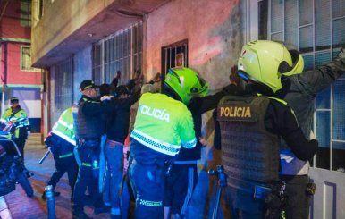 Policías requisando a ciudadanos