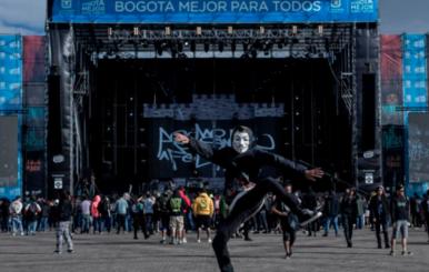Hombre con una máscara de anonimus en medio de una multitud de Rock al Parque
