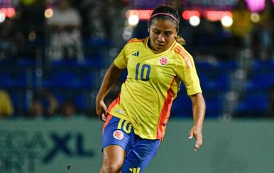 Jugadora de fútbol con uniforme amarillo