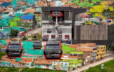 Un sistema de cable aéreo en medio de una barrio con casos de diferentes colores