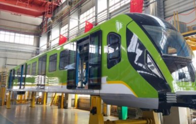 Vagón de metro de color verde