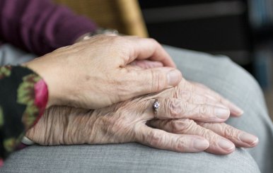 Manos con arrugas de dos adultos mayores