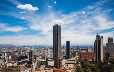Vista panorámica de Bogotá: rascacielos, edificios y cielo azul