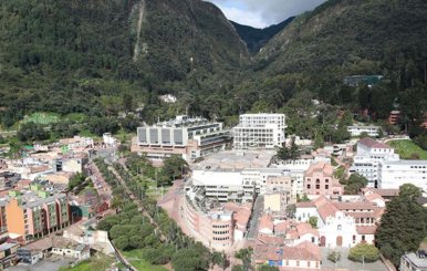 Cerros Orientales. En sus faldas hay edificios de vivienda y la Universidad de los Andes 