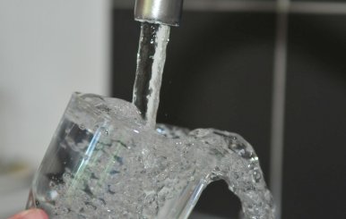 Agua potable saliendo de un grifo