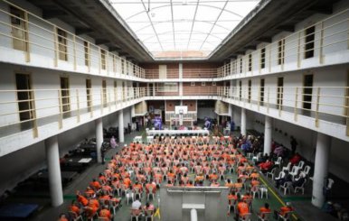 Reclusos en el patio de una cárcel
