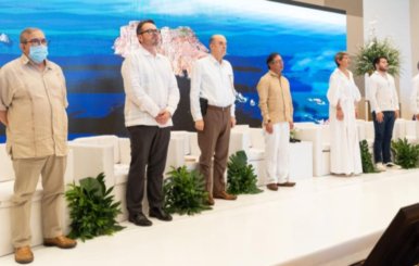 Los firmantes del Acuerdo de Paz con las Farc vestidos con ropa blanca