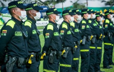 Oficiales de Policía con uniforme azul y verde
