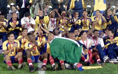 Equipo de fútbol con camisetas amarillas celebrando