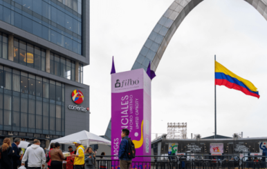 Arco de acero al frente de una taquilla de entradas