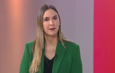 Mujer con saco verde