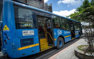 Bus del SITP visto desde la parte posterior
