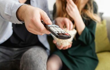 Hombre con un control de televisor en la mano