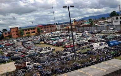Imagen del patio 'Álamos 200' con carros detenidos y abandonados