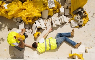 Trabajador de la construcción en el piso por un accidente laboral