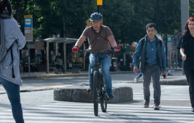 Ciclista transitando por una calle de Bogotá