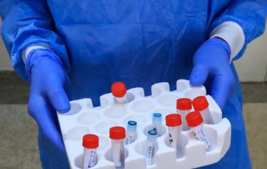 Personal de salud sostiene una caja con varias vacunas
