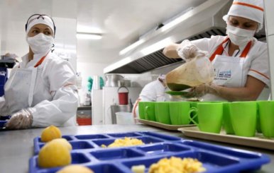Cocineras sirviendo el alimento de los estudiantes de educación pública en Bogotá
