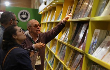 Gente comprando libros en la FILBO 2024