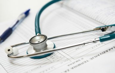 Elementos hospitalarios y debajo un formulario