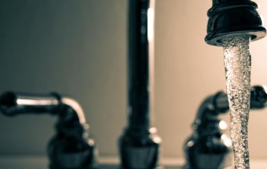 Agua saliendo de una llave
