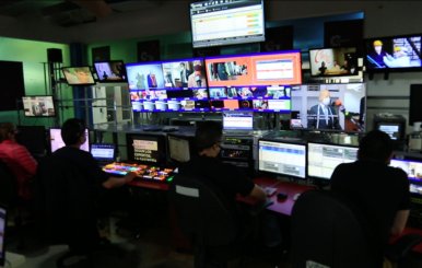 Personal de producción televisiva frente a las pantallas de control durante la grabación de un programa.